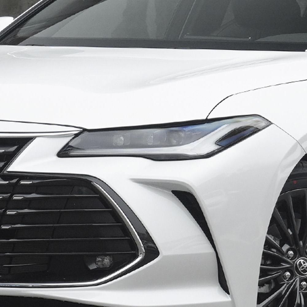 2022-2023 Year Toyota Avalon Auto Light Cap 7 the 2022 and 2023 year headlight lens cover cap has been installed on a avalon car
