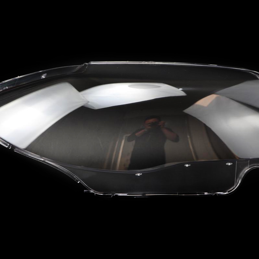 the detail describe about middle part of the bmw 1 series car's headlight lens